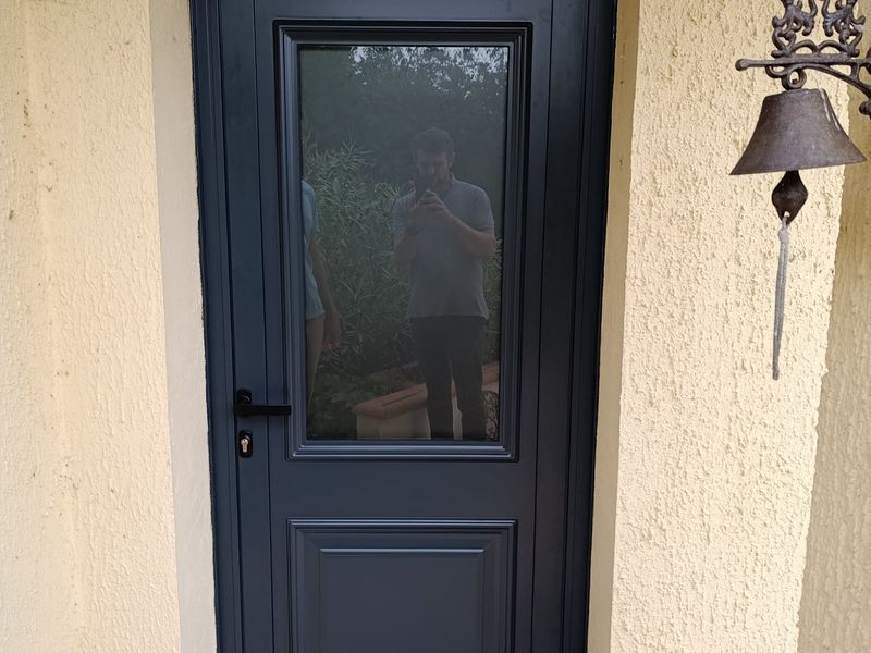 Remplacement d'une porte d'entrée en aluminium à Cazères